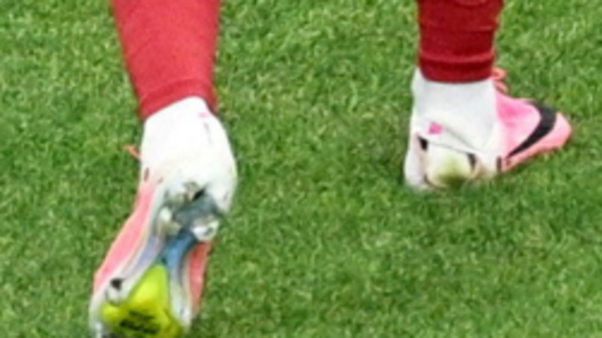 بعد تمزيق الجوارب.. لاعبون “يقطعون” أحذيتهم باهظة الثمن في كأس العالم