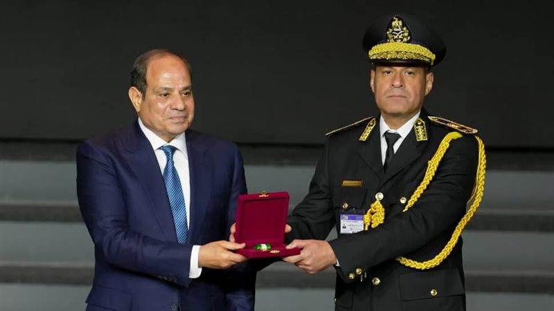 قبل استشهاده، السيسي يمنح اللواء محمد الشربيني نوط الامتياز من الطبقة الأولى في عيد الشرطة