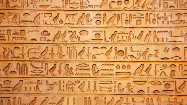 أستاذة تاريخ إسلامي توضح الفرق بين الهيروغليفية والديموطيقية في مصر القديمة.. فيديو