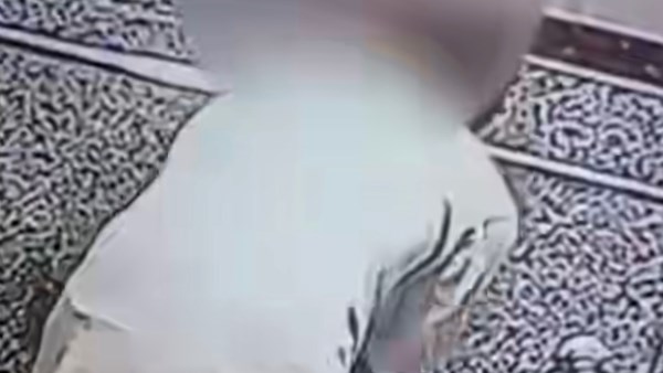 تداول فيديو يوثق سرقة حنفيات أحد المساجد في سوهاج.. وكاميرات المراقبة تكشف التفاصيل