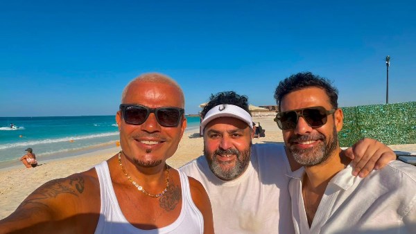 شيكو يشارك لقطات من عطلته الصيفية برفقة عمرو دياب وأمير طعيمة