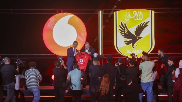 احتفالية الشراكة التاريخية.. الخطيب يهدي قميص الأهلي إلى الرئيس التنفيذي لـ فودافون