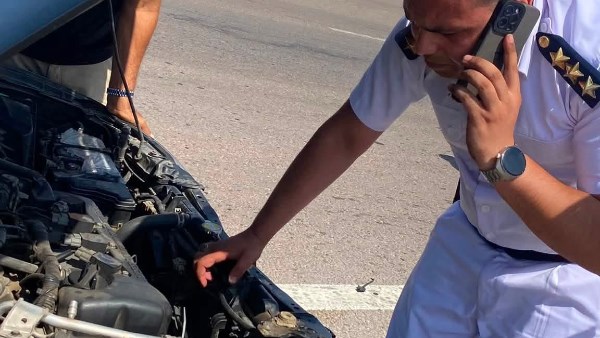 إعلامية تشيد بشهامة ضابط شرطة على طريق العلمين: لم يتركنا إلا بعد الاطمئنان علينا