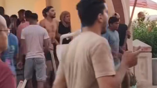 مشاجرة بـ«عصي الشماسي والكراسي» تثير الذعر بشاطئ المندرة بالإسكندرية .. تفاصيل