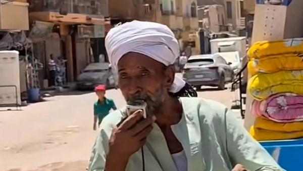 موهبة من الشارع.. بائع كارو في أسوان يقلد محمد عبده ويخطف القلوب