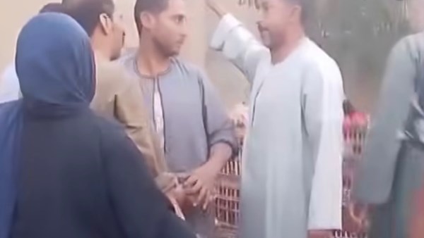 على طريقة فيلم سلام يا صاحبي .. بائعون يعتدون على سيدة لبيعها الطماطم بسعر رخيص في أشمون