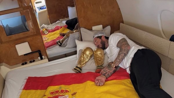 سيرجيو راموس ينشر صورة مع كأس العالم وعلم إسبانيا من داخل طائرته الخاصة