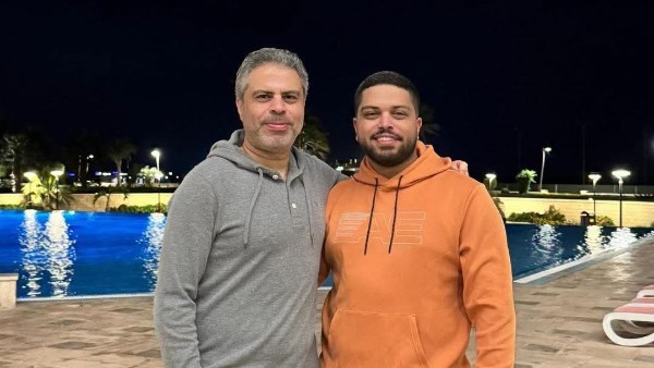 الدنيا مش ماشية ليه.. نجل معتمد جمال يحتفل بتتويج والده بجائزة الأفضل