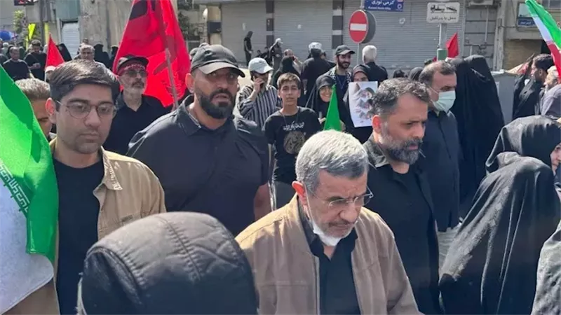 بعد ظهوره المفاجئ في مراسم تشييع خامنئي، ما الدور الذي سيلعبه أحمدي نجاد؟