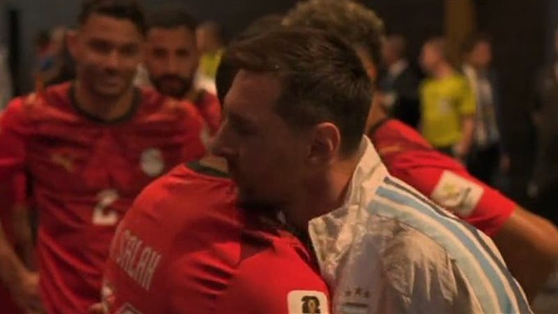 عناق ميسي وصلاح يخطف الأنظار قبل انطلاق قمة مصر والأرجنتين في كأس العالم