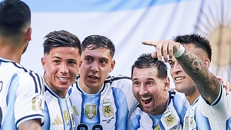 حكام مباراتي إنجلترا ضد النرويج والأرجنتين أمام سويسرا في ربع نهائي كأس العالم