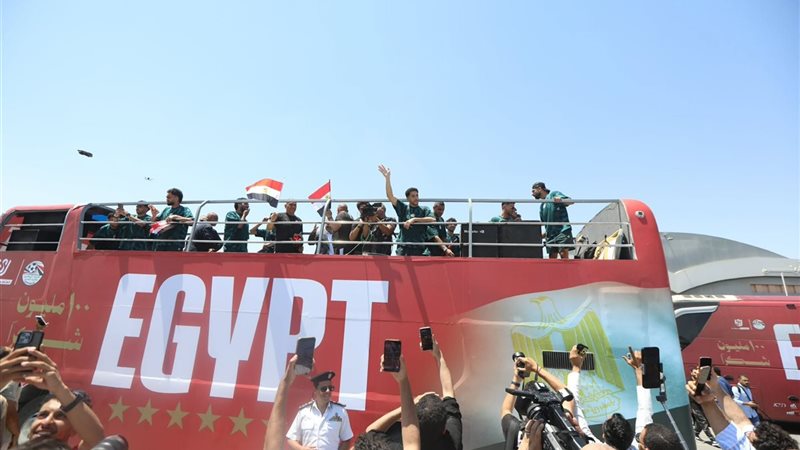 شاهد، استقبال الجماهير لمنتخب مصر لحظة وصوله إلى فندق إقامته بالعلمين (فيديو)