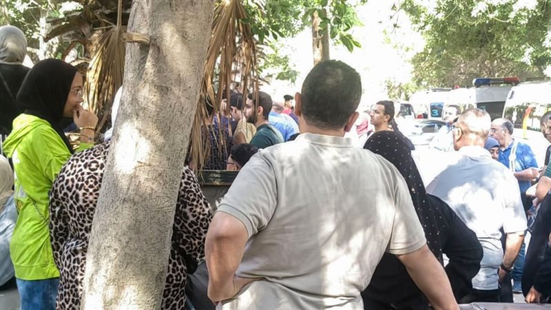 أولياء الأمور يدعمون أبناءهم الطلاب قبل دخول امتحاني الكيمياء والجغرافيا بلجان الثانوية بأسيوط (فيديو)
