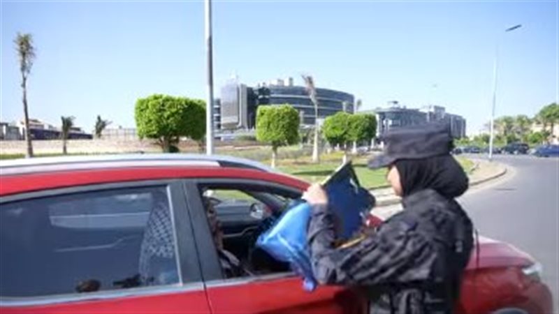 الداخلية تشارك المواطنين احتفالات ذكرى ثورة 30 يونيو وتوزع الهدايا في مختلف المحافظات (فيديو)