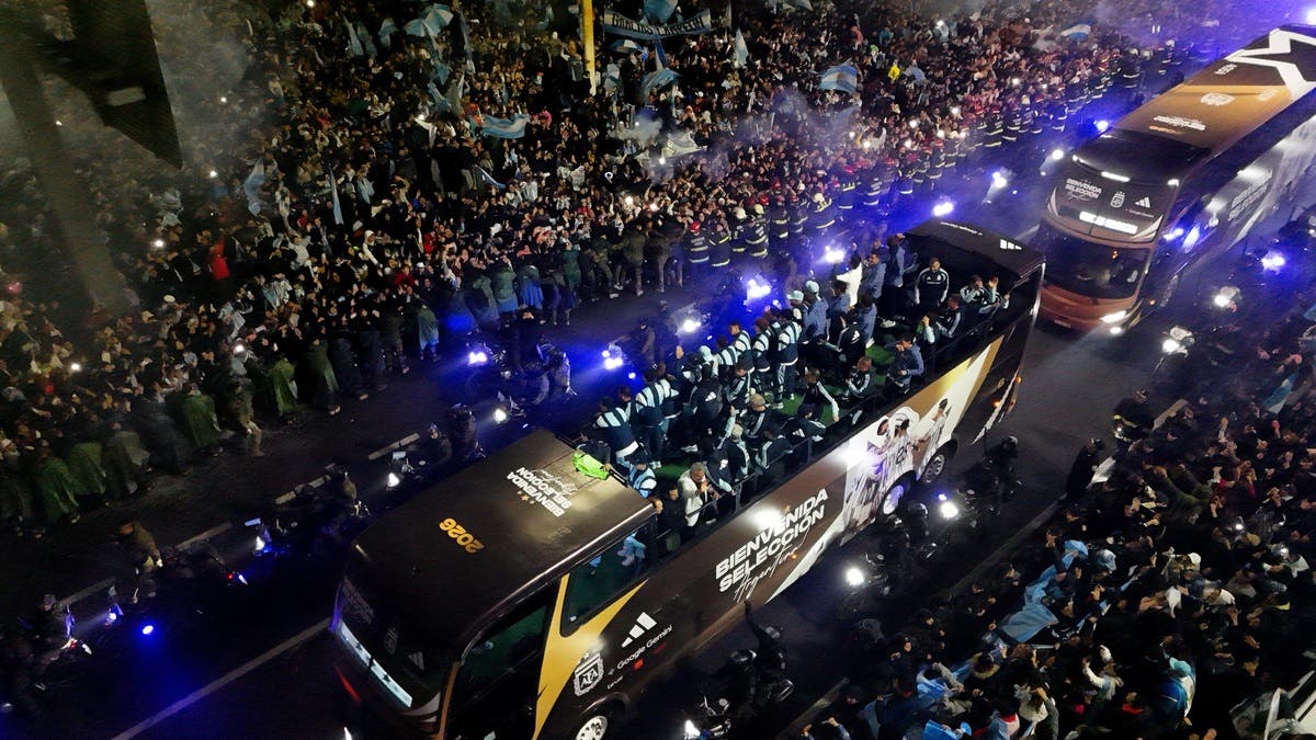 الآلاف يستقبلون منتخب الأرجنتين من دون ميسي