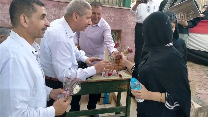 بالأسود والورود، طلاب الثانوية العامة بفاقوس يحيون ذكرى زميلتهم الراحلة أمام اللجان (صور)