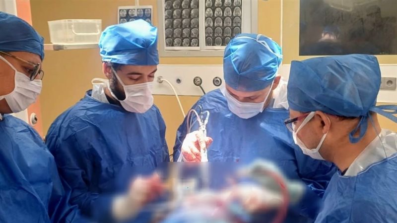 الرعاية الصحية: نجاح أول جراحة دقيقة لاستئصال ورم ضاغط على المخ باستخدام جهاز «كوزا CUSA»