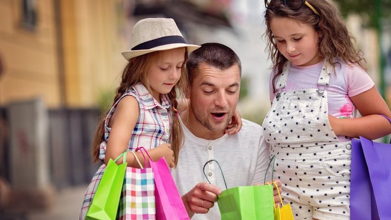 مسؤولية مشتركة .. لماذا لا يعوض دور الأب أو الأم في بناء شخصية الأبناء؟