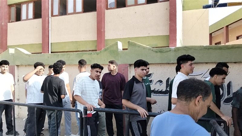 إجراءات تفتيش مشددة لطلاب الثانوية العامة بالإسماعيلية قبل بدء امتحاني الكيمياء والجغرافيا