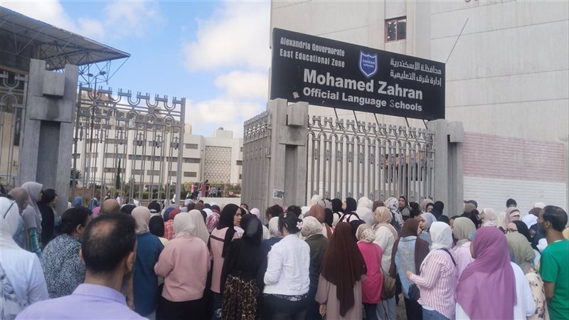 القلق والتوتر يسيطران على طلاب الثانوية العامة بالإسكندرية خلال دخول اللجان (فيديو)