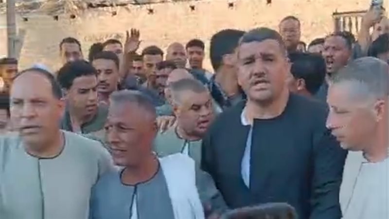 إنهاء خصومة ثأرية بين أبناء عمومة بقرية الكرنك في قنا (فيديو وصور)