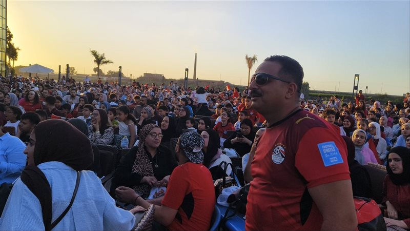 جماهير المنصورة تحتشد أمام شاشات نادي الحوار لمؤازرة منتخب مصر أمام الأرجنتين (صور)