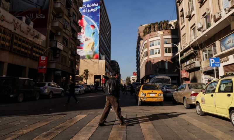 بلومبرغ: JPMorgan ينضم إلى QNB وADCB لتمويل مشاريع في سوريا بـ7 مليارات دولار