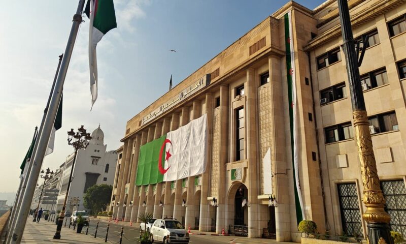 البرلمان الجزائري الجديد يباشر مهامه