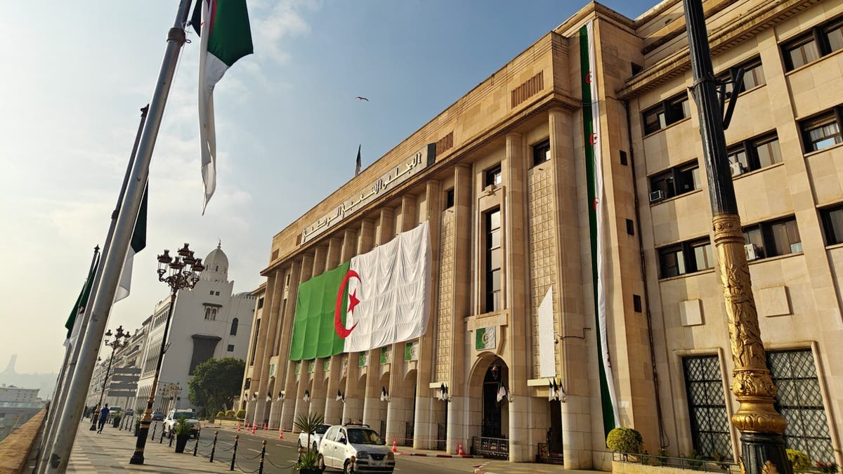 البرلمان الجزائري الجديد يباشر مهامه