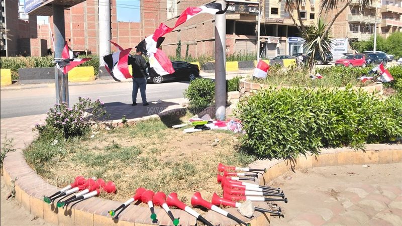 قبل مباراة مصر وأستراليا، بائعو الأعلام ينتشرون بشوارع بني سويف (صور)