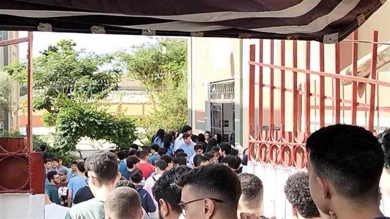 توافد طلاب الثانوية العامة بالإسماعيلية على اللجان لأداء امتحانات علم النفس والرياضيات البحتة والأحياء