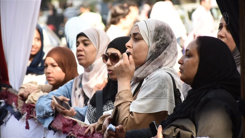 يوم استثنائي في امتحانات الثانوية العامة.. دموع بعد الكيمياء.. إغماءات داخل اللجان.. و”السجادة الحمراء” تثير الجدل