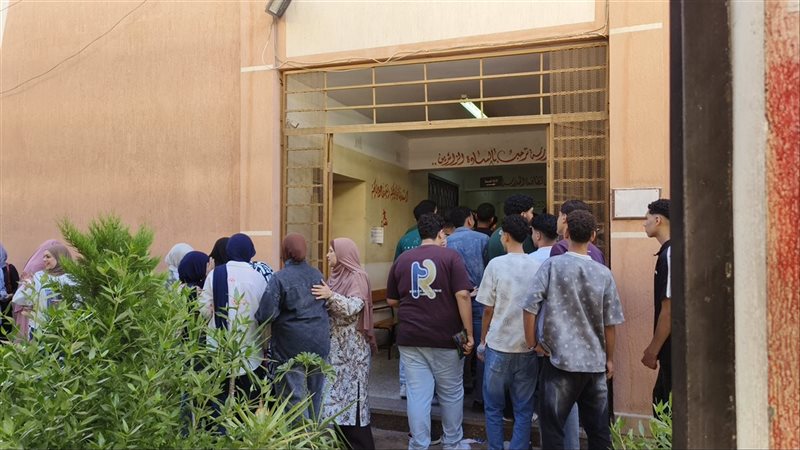 أولياء أمور طلاب الثانوية العامة ينتظرون أبناءهم أمام لجان الدقهلية (فيديو وصور)