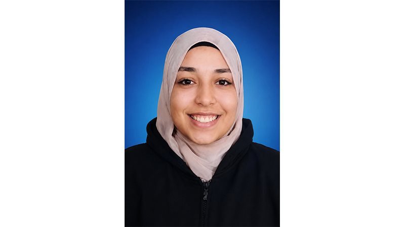 محافظ الغربية يهنئ الطالبة باسنت الأولى على الجمهورية في الدبلومات الفنية