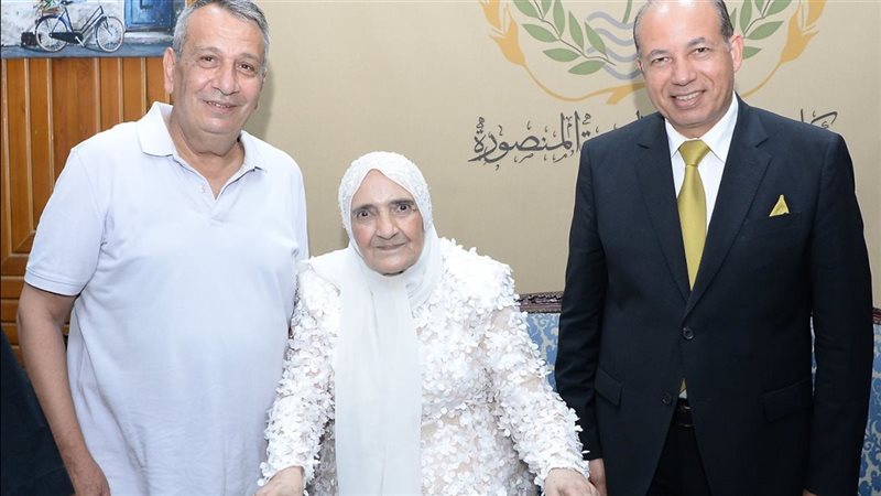 بالزي الأبيض، أكبر باحثة دكتوراه بجامعة المنصورة تحتفل “بمرتبة الشرف الأولى”