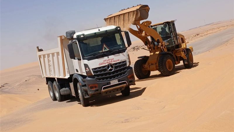 إزالة الكثبان الرملية وفتح طرق قرى الثمانين بالوادي الجديد