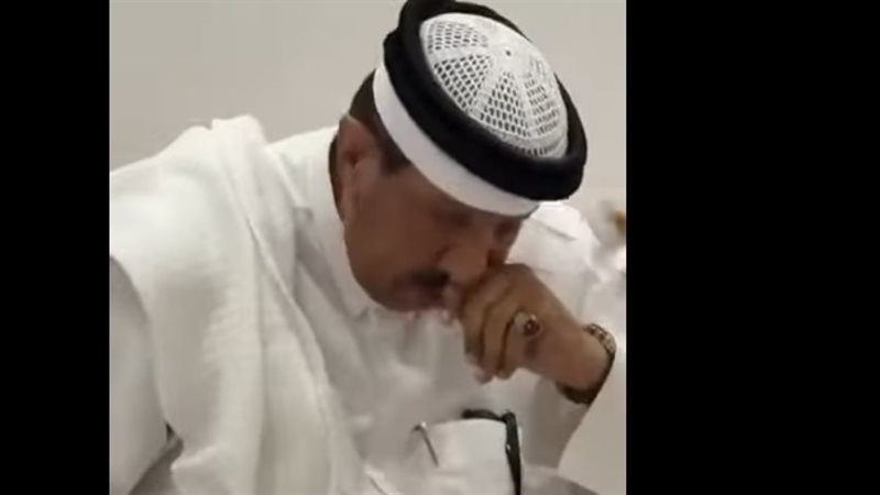 3 مشاهد مؤثرة لفوز الفراعنة، كويتي وسوري يبكيان بشدة وشاب غزاوي يخفي عينه بعلم مصر (فيديو)