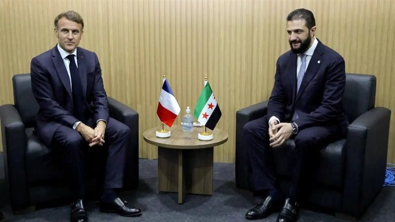 ماكرون يصل دمشق في أول زيارة لزعيم أوروبي لسوريا منذ الإطاحة بالأسد