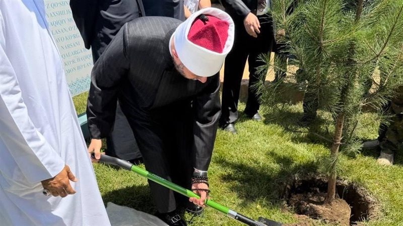 وزير الأوقاف يزور مرقد الإمام الحكيم الترمذي ويغرس “الشجرة المصرية” في رحابه (صور)