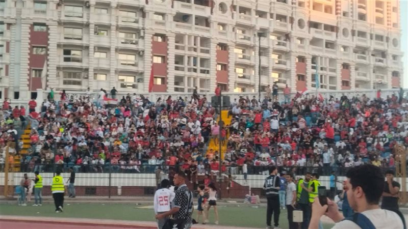 استاد الإسكندرية يمتلأ بالجماهير لتشجيع مصر أمام الأرجنتين (فيديو وصور)