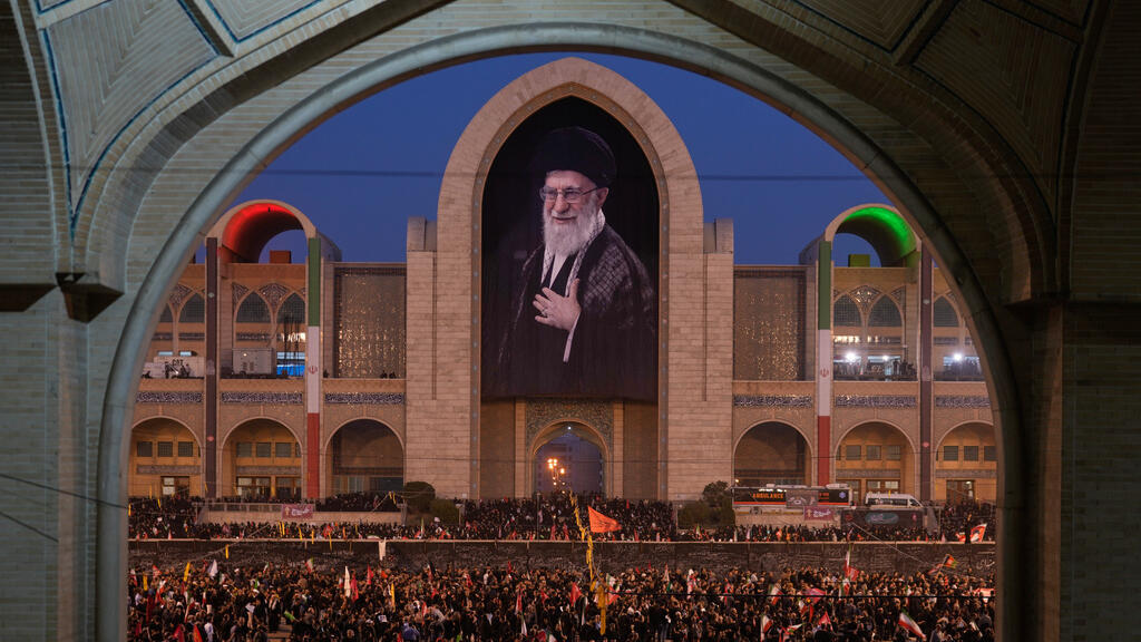 الإيرانيون يواصلون التوافد إلى طهران لتوديع خامنئي وإسرائيل تعلن مقتل مسلح بجنوب لبنان