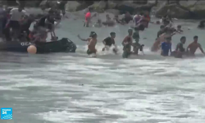 آلاف المهاجرين يتدفقون من المغرب إلى سبتة الإسبانية.. وتحركات لاحتواء الوضع