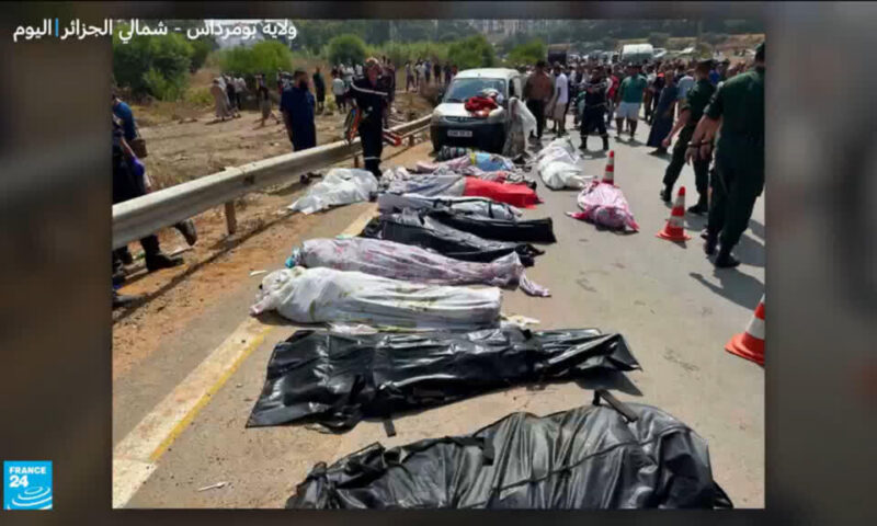 مقتل 25 شخصا على الأقل وإصابة العشرات إثر انقلاب حافلة ركاب في الجزائر