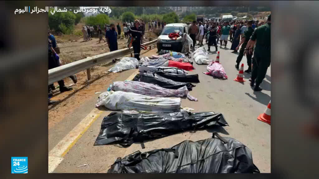 مقتل 25 شخصا على الأقل وإصابة العشرات إثر انقلاب حافلة ركاب في الجزائر
