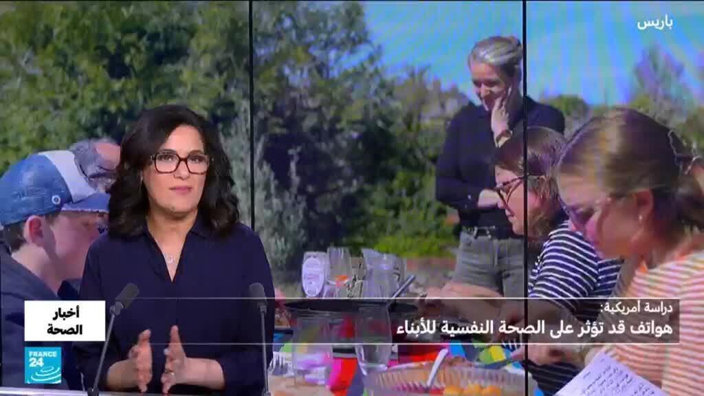 انشغال الوالدين بالهواتف.. أي تأثير على الصحة النفسية للأبناء؟