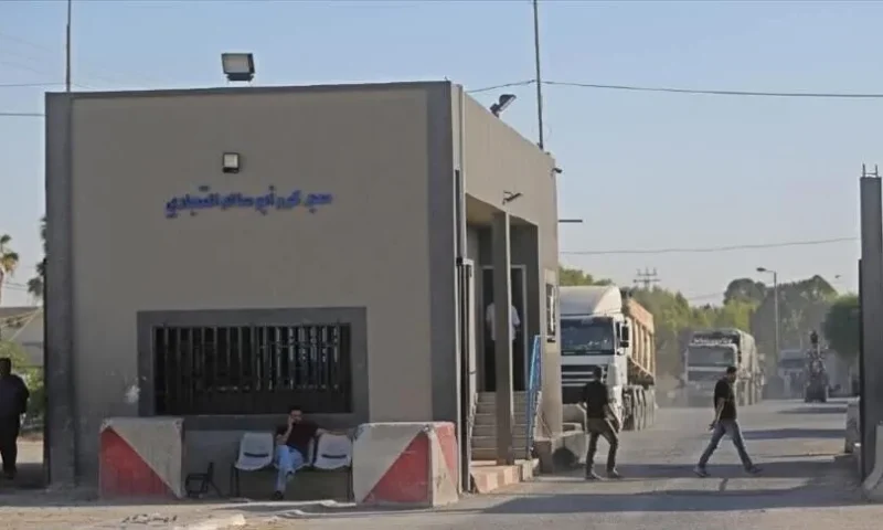 الاحتلال ينقل تفتيش العائدين لغزة إلى كرم أبو سالم ويفرض قيودا مشددة