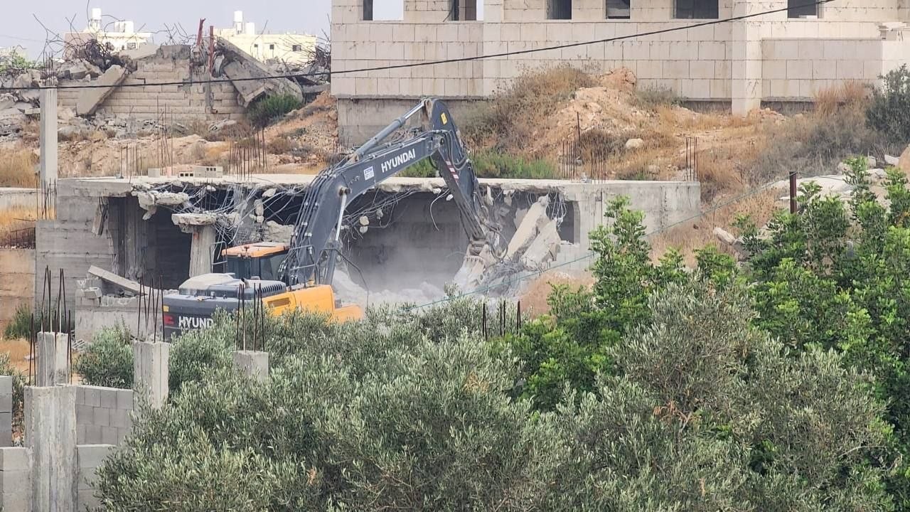 الاحتلال يهدم 4 منازل وخيمة في رام الله والخليل