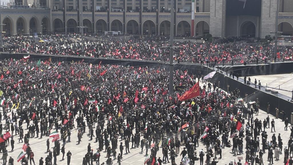 “تمنيتُ أن أموت مكانه”… شوارع طهران تتحول إلى ساحة عزاء في وداع علي خامنئي