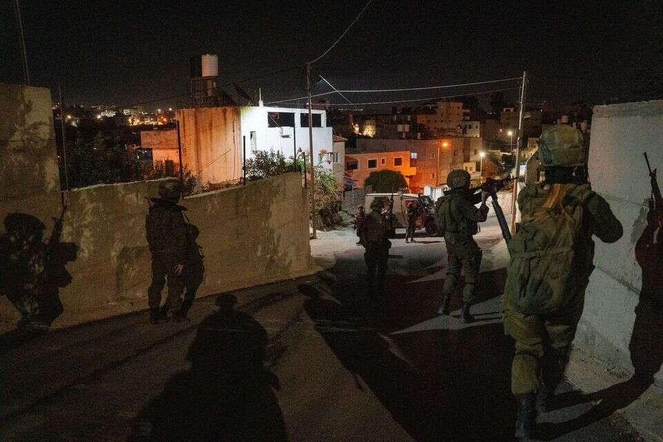 الاحتلال يقتحم مدنا وبلدات بالضفة ويعتقل فلسطينيين في جنين