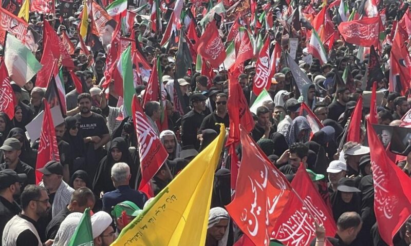 بدموع المشيعين وهتافاتهم… إيران تكتب الفصل الأخير من حقبة علي خامنئي